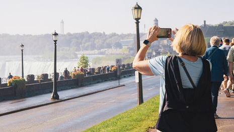 taking pictures on Niagara Falls tours